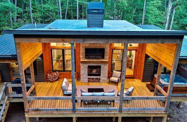 NEW Modern Cabin! n2 King suites, hot tub, fire-pit and 2 fireplaces!