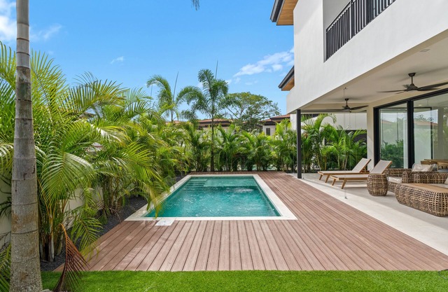 New modern luxury Condo, exclusive community, mini golf, private pool, Beach Club Membership