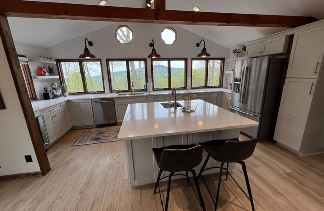 New - Modern Mountain Retreat w/Hot tub and view!