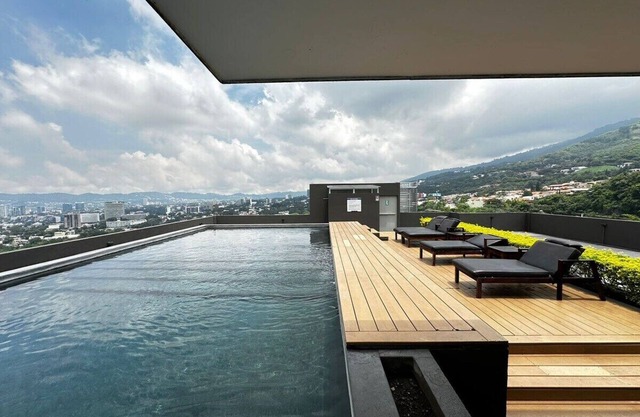 [New!] Modern & Upgraded Apartment with Rooftop Pool and 360 View in Escalon!nn