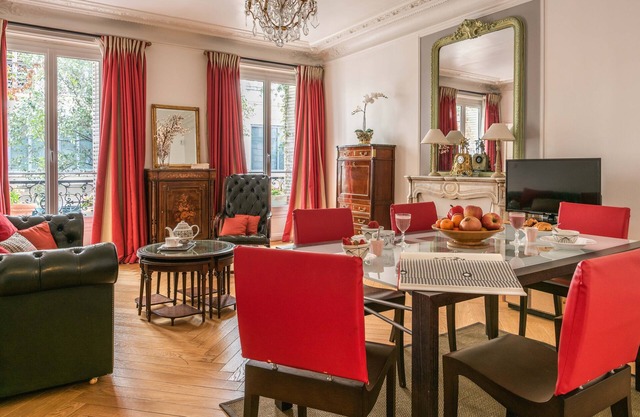 NEW Paris Centre Historic Chic Suite 2 Bedrooms and 1 Bathroom