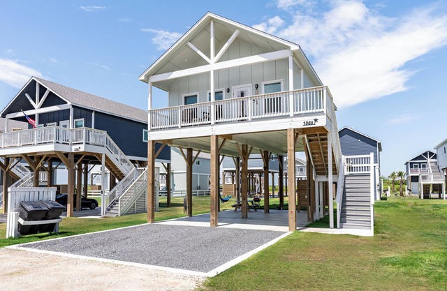 New Pool 🏖️ 4 Min Walk to Beach ⛵️RV/EV Hook-up, Obser Deck, Pond, Karaoke set!