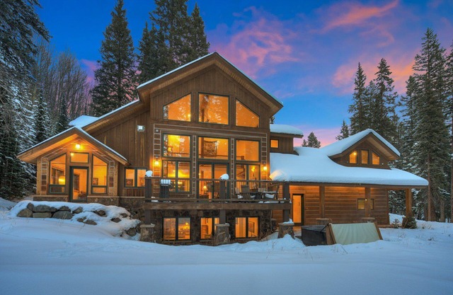 NEW Red Mountain Lodge: Spacious 4BR retreat in Blue River with stunning mountain views.