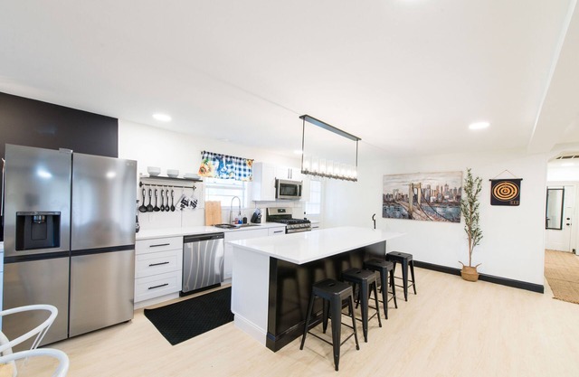 New Remodel/5 Rooms/3Full bathrooms/6TVs/3Kings3Queens/Baby/Dog friendly
