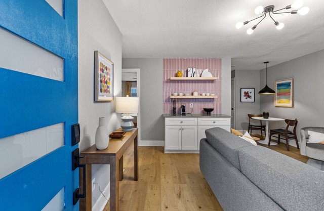 NEW Remodeled Heights Luxury/High End/King Bed/Walk to Trail/Sleeps 4