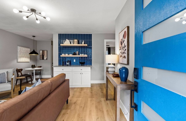 NEW Remodeled Heights Luxury/High End/King Bed/Walk to Trail/Nespresso