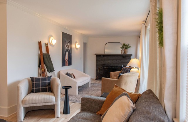 NEW! Renovated historic 3 BR 2 full BA. Walkable to downtown. Restaurants/Shops