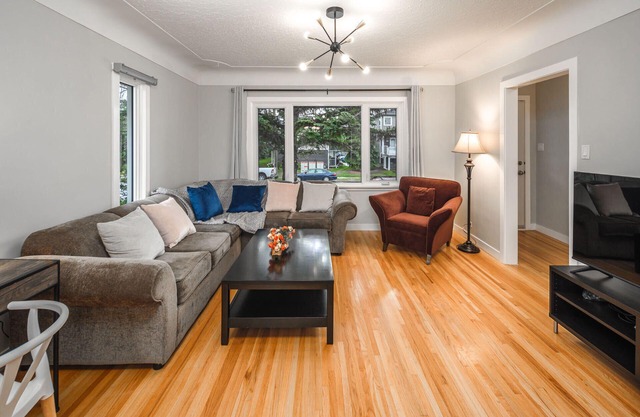 New renovated raised bungalow, 3 mins to downtown, 5brs, 3bas, A/CnFree parking