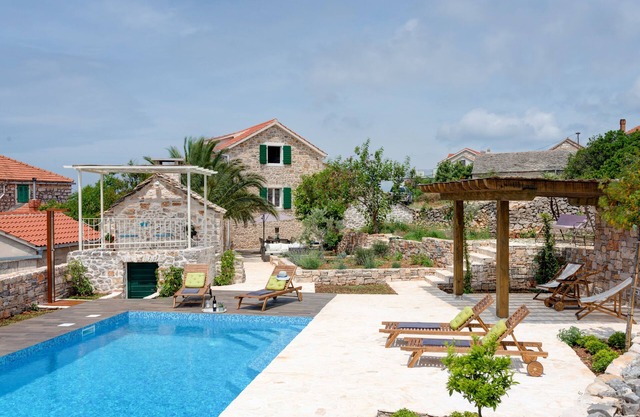 NEW renovated stone house-authentic spirit of Dalmatia+pool, 2 CARS incl!