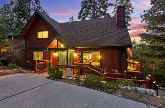 New! Rustic & cozy cabin w/pool table, deck, garage, dog friendly!