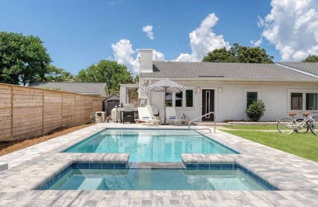 NEW “SALTY SADDLE” Laguna Beach - 1 block to ocean - Private Pool - sleeps 12-14