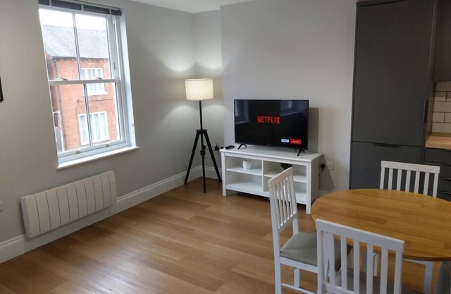 New Serviced 2-bed Apartment - inc private parking