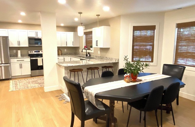 NEW & SLEEPS 14! Spacious and modern home- located in the heart of Bolivar!