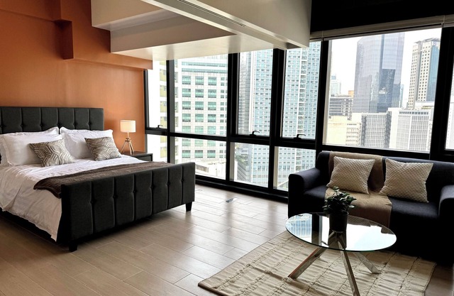 New! Spacious 1BR Makati City View 500mbps WiFi (Netflix & Youtube Premium)