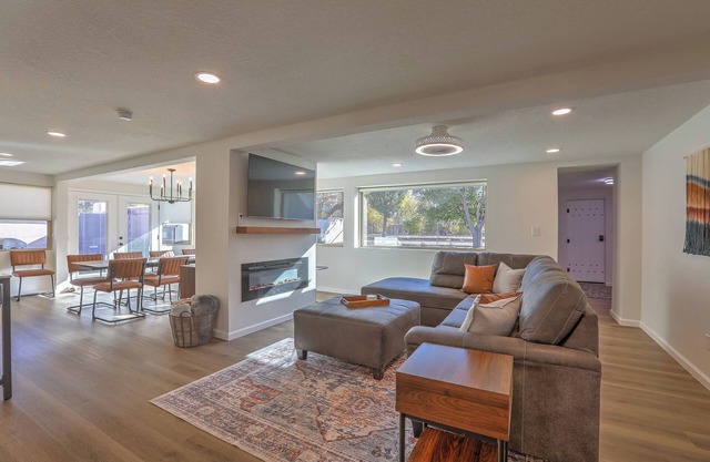 NEW & Spacious: 2Kings+Hot Tub+Fire Pit+Family Fun