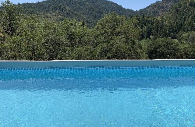 NEW! Stellar Jay Valley oasis-pool & hot tub!