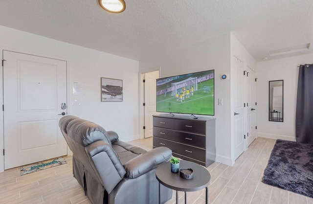 New Studio, Balcony w/views, Nexflix, Pooln