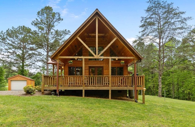 NEW! Stunning chalet minutes from Murphy. Dog friendly