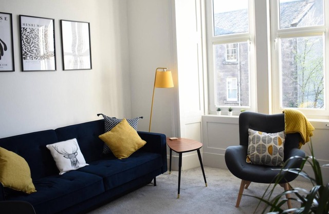 NEW Superb 2BD Flat in Holyrood Edinburgh