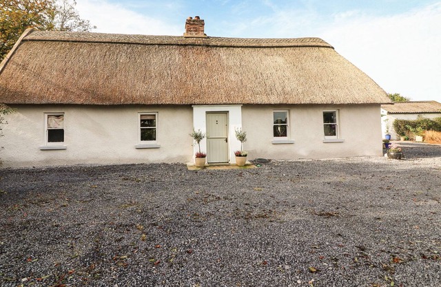 NEW THATCH FARM, family friendly in Knocklong, County Limerick