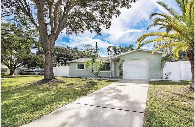 NEW! The Seafoam Bungalow - close to beaches!
