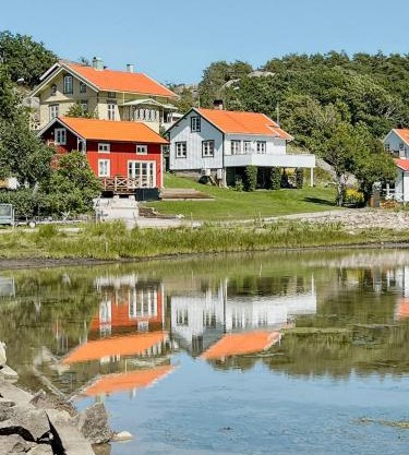 New Timber Holiday Home With Bay Views