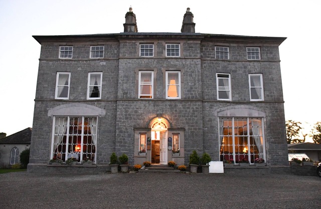 NEW TO VRBO - 5 Star Unique Irish Country Manor House - Centrally Located