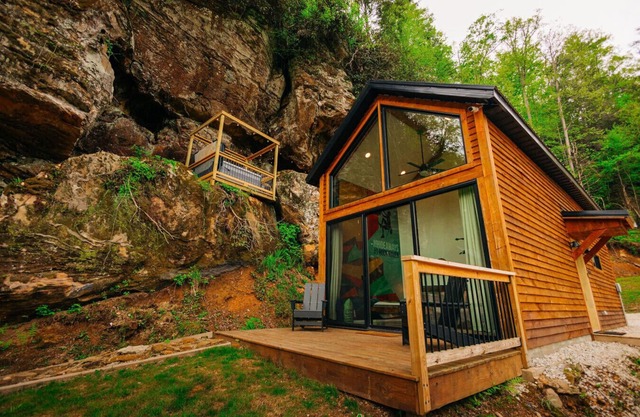 NEW Unique Hot Tub & Deck | Firepit | Mural | Pets