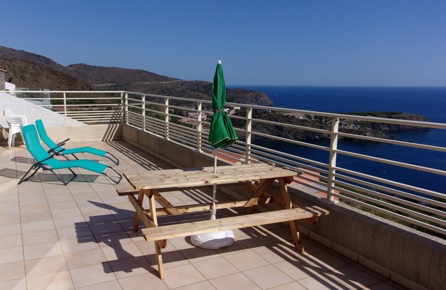 New villa 95m2/beautiful sea view/large terrace/courtyard/garage/children's playroom