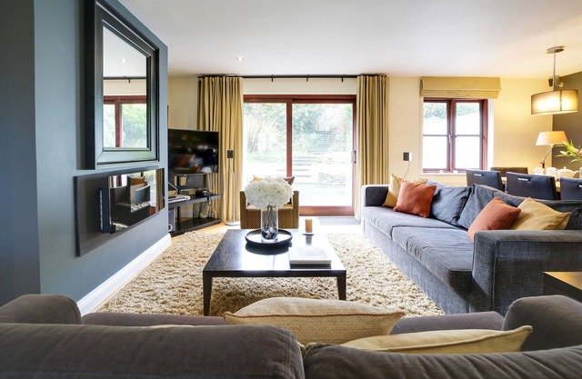 New with special offers-Sunflower Cottage, sleeps 6 + dogs + use of facilities n