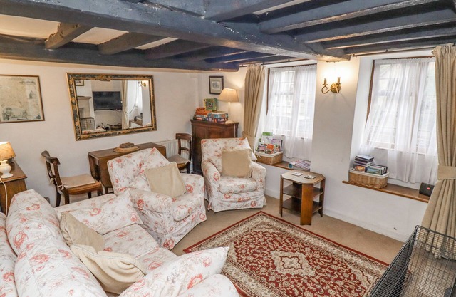 NEWBURY COTTAGE, pet friendly, with open fire in Bourton-On-The-Water