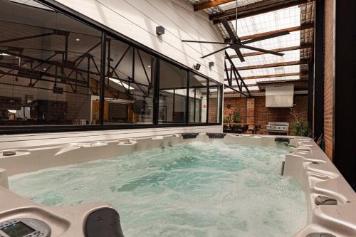 Newcastle CBD Penthouse, Spa & Entertainment