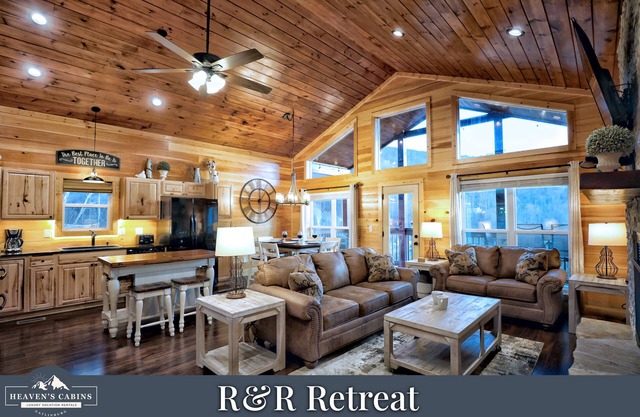 Newer Construction! 2 Bedroom Luxury Cabin- 1 Mile from Downtown