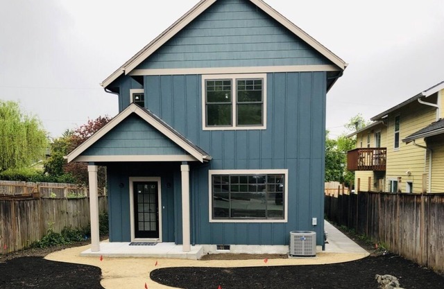 Newer Construction 5 Bd/3.5 Ba 4 blocks from Hayward Field