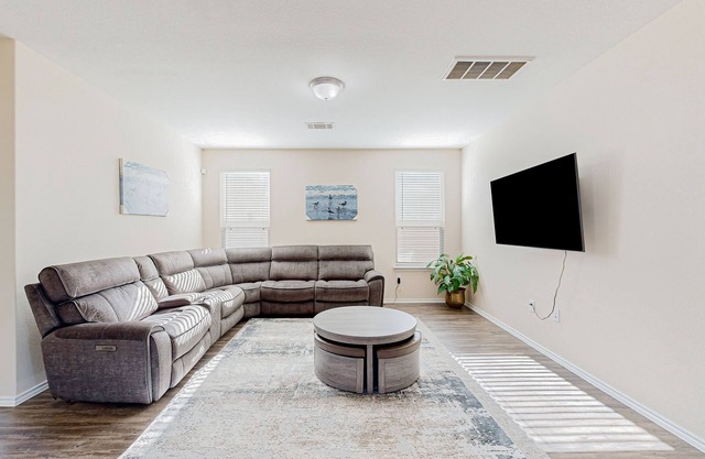 Newer suburban home in Spring w/fenced yard, great for remote work-Dogs ok