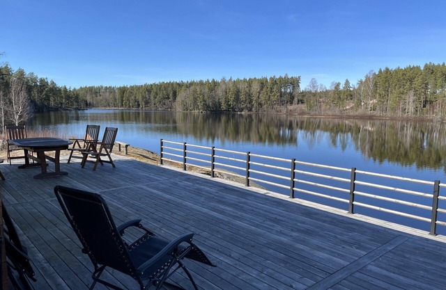 Newly built log cabin on a lakeside plot near Hultsfred | SE05086