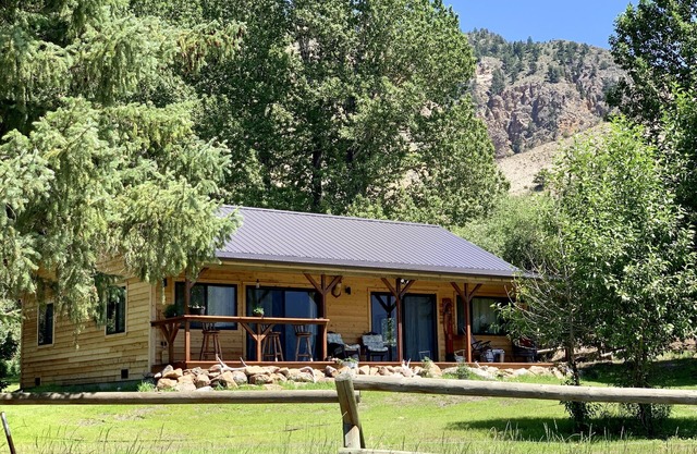 Newly built Sage Cabin -4 miles from YNP & Hot Springs in 13 acre horse ranch.