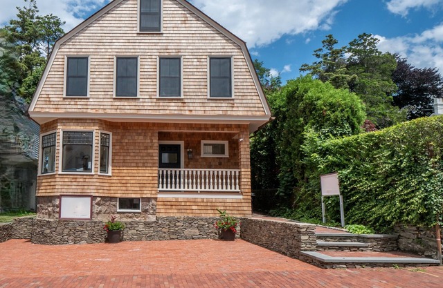 Newly fully renovated 5 bedroom close to all that Newport has to offer