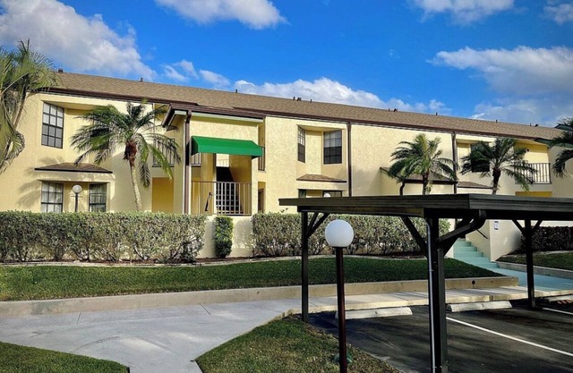 Newly Furnished & Remodeled Gulf Coast condo close to shopping beaches & airport