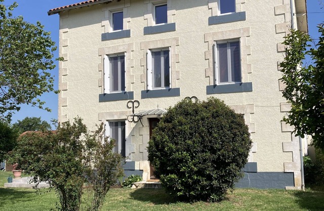 Newly reburbished 4 bedroom town house in La Vienne.