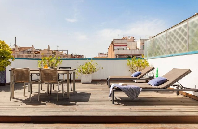 NEWLY REFURBISHED PENTHOUSE WITH TERRACE OF 130 m2 + 40 IN THE CENTER OF BARCELONA