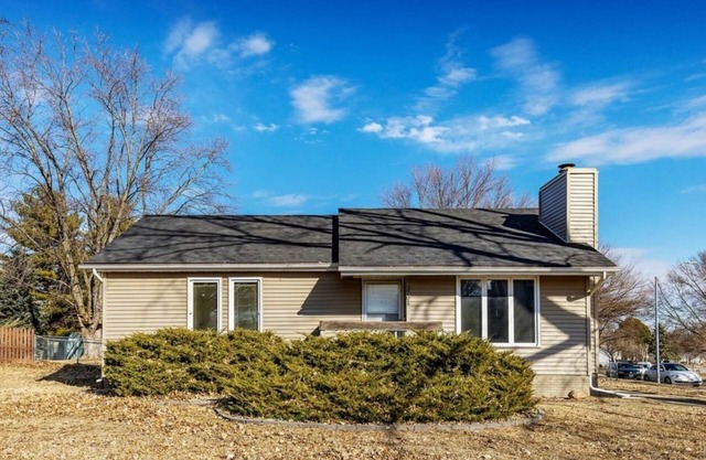 Newly remodeled 3-bedroom ranch with pool table, patio, and grill in Urbandale.