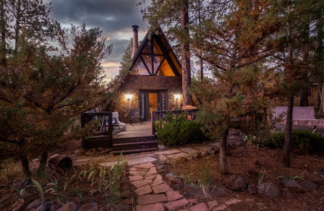 "Newly Remodeled" Charming A-Frame Cozy Cottage in Munds Park, AZ!
