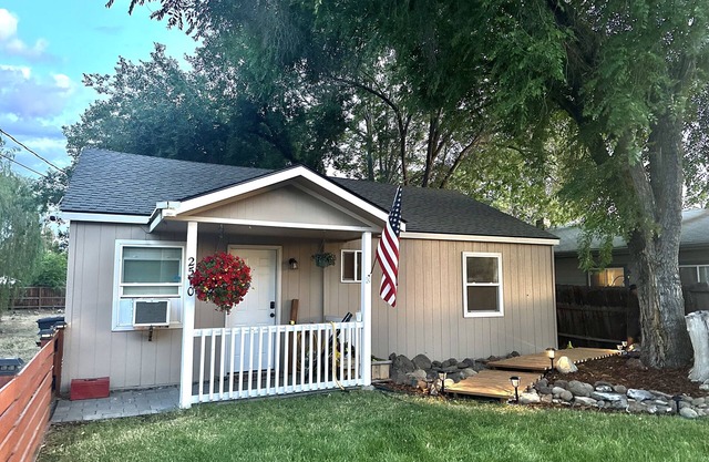 Newly Remodeled Comfy Cottage