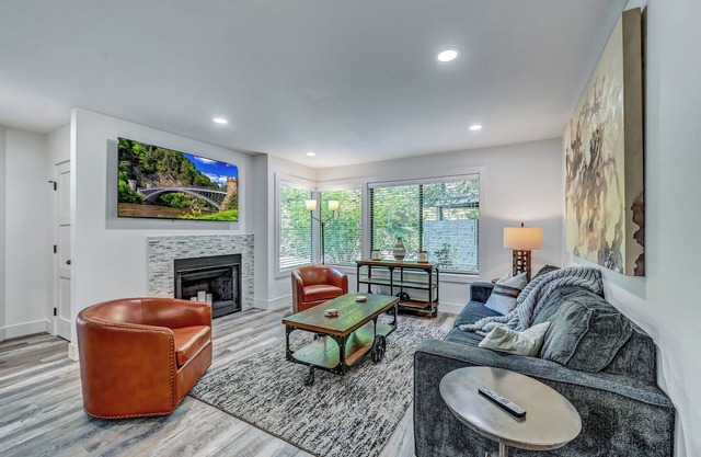 Newly Remodeled Condo - Quiet & Cozy with a Great Downtown Bellevue Location!