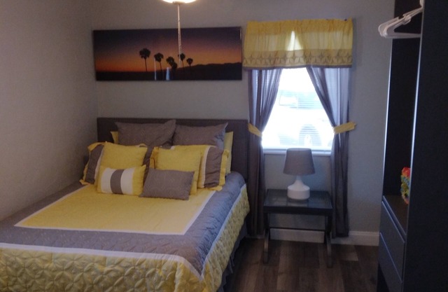 💥Newly Remodeled, Cozy Cottage with FREE PARKING, and DIRECT BCH ACCESS!💥