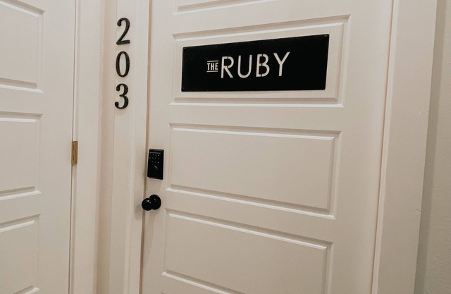 Newly Remodeled Downtown Loft, The Ruby!