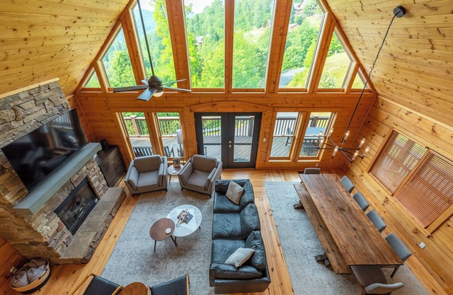 Newly Remodeled Luxe Cabin, Comfy Beds, Great Views, Hot Tub, at Hatley Pointe!