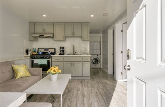 NEWLY REMODELED UPPERCLASS 2 BD 1 BA OCEANVIEW