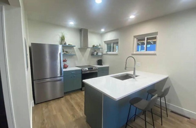 Newly Remolded! Near Downtown. 1 King bed